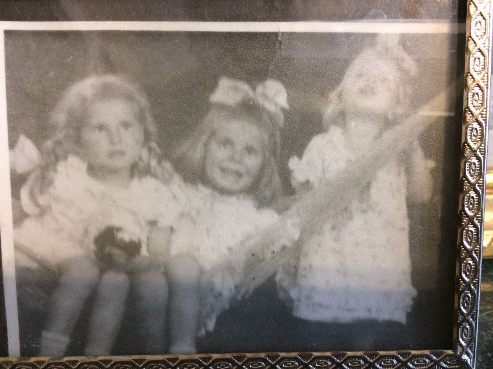 Childhood picture of Marielis Hoehn McCormick and her sisters